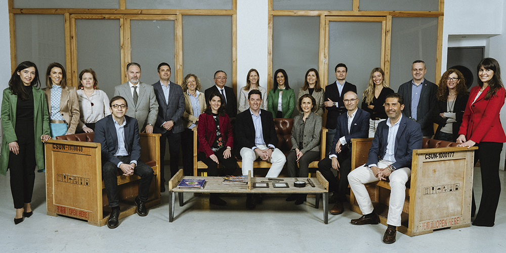 Manuel MartÃnez del Peral con el resto de su candidatura a las elecciones del COF de Madrid.